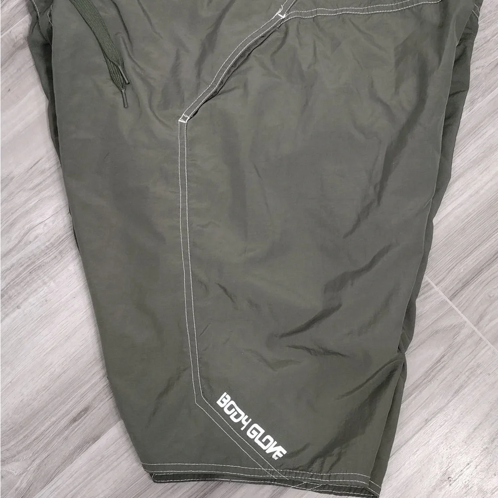 Body glove Olive Green Cargo Shorts size L pre owned good condition